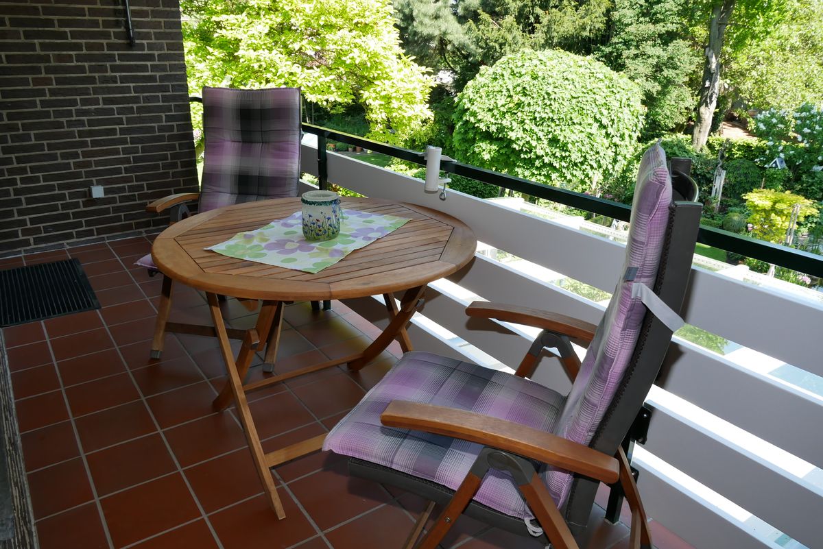 Balkon mit Gartenblick und Liegestuhl