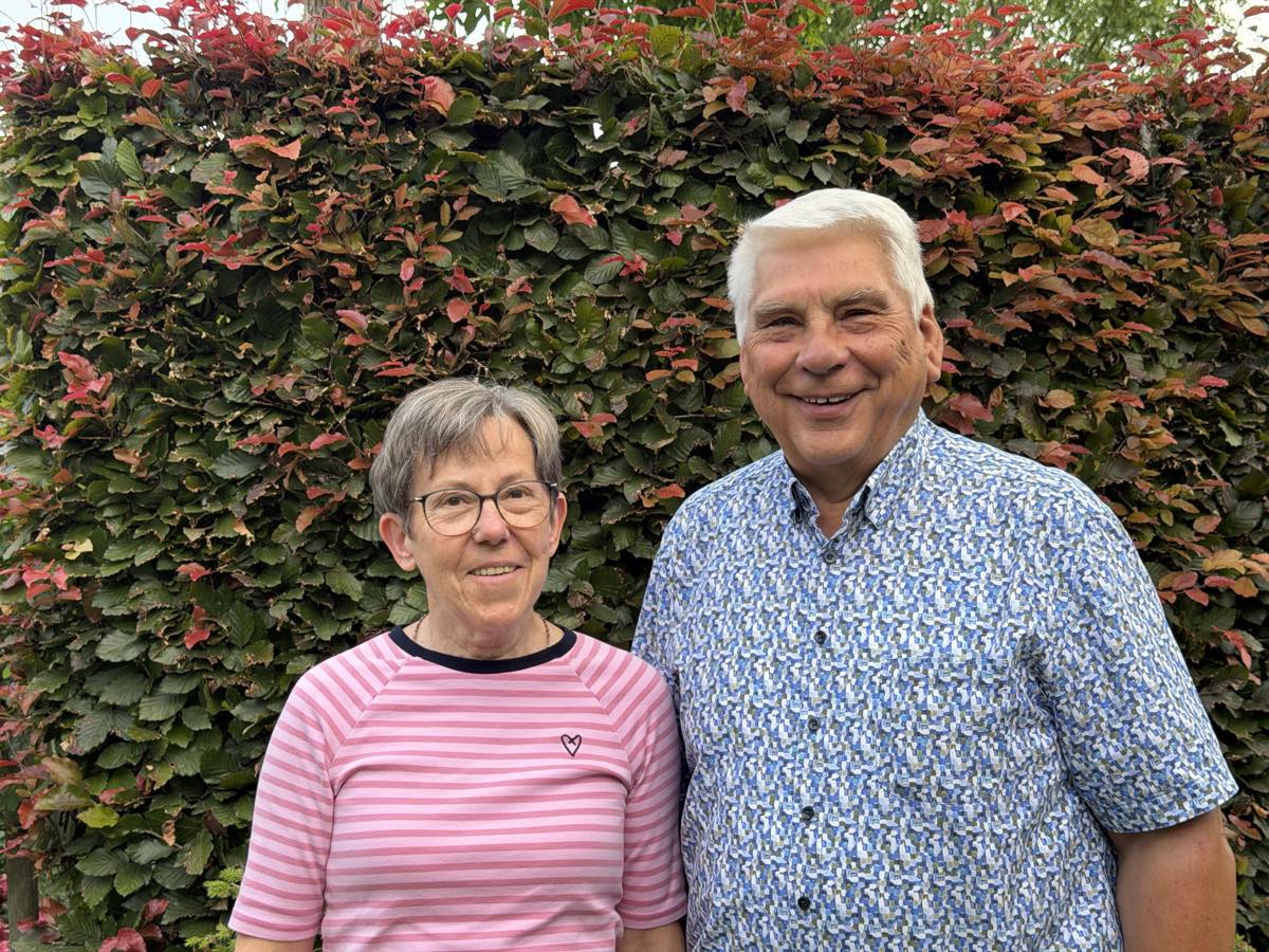 Ihre Gastgeber Günther und Elisabeth Nehnes im Garten der Ferienwohnung Gartenblick